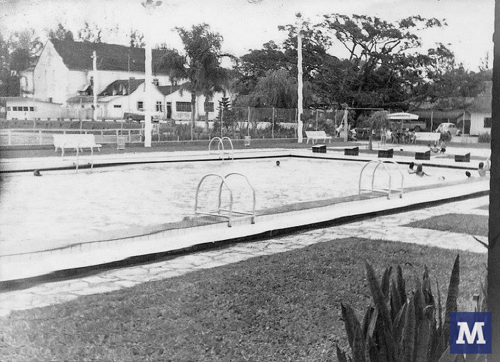 Piscina Da Sociedade Esportiva Bandeirante Em No Fundo Est A