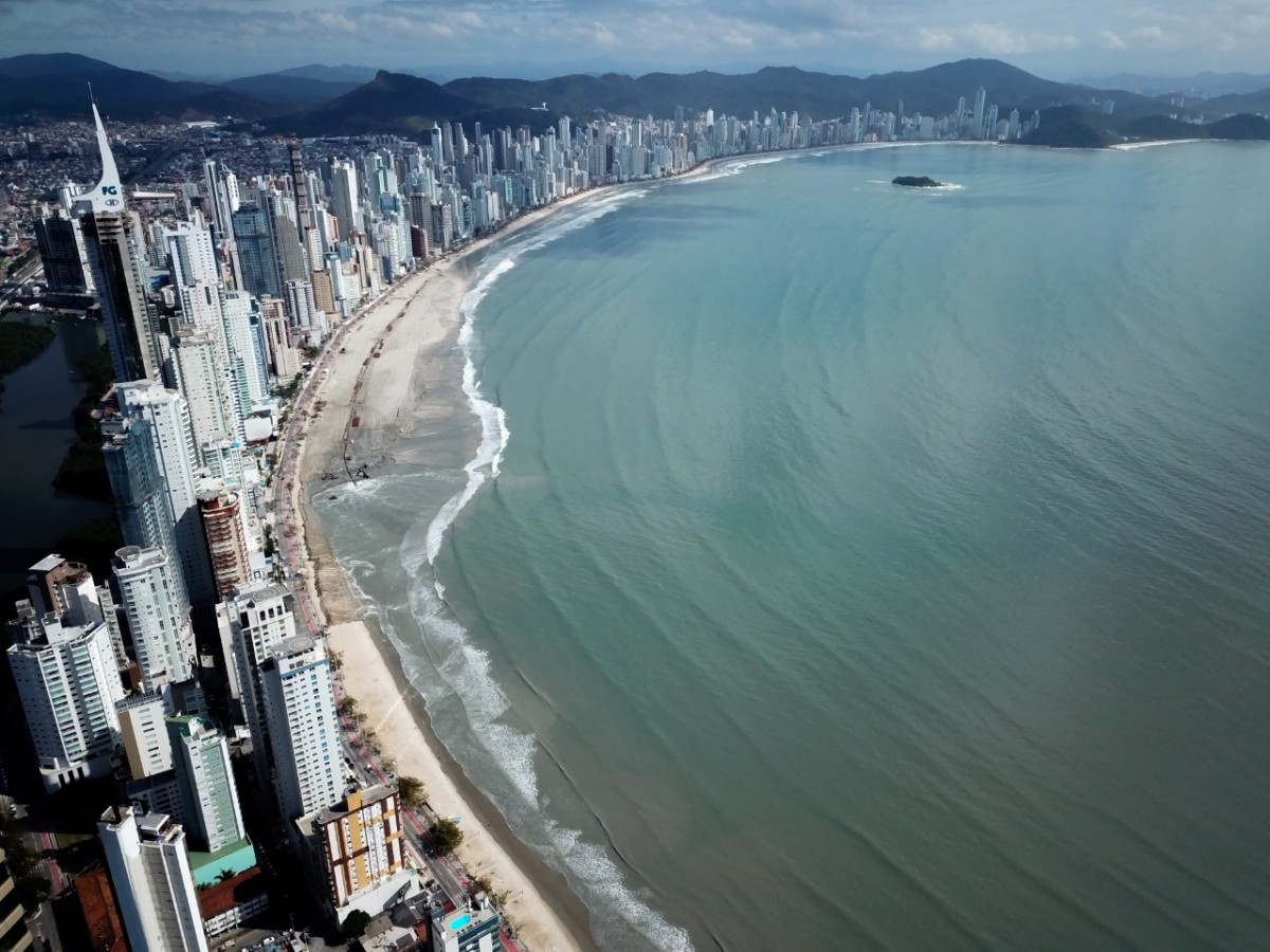 VÍDEO As torres gêmeas de Balneário Camboriú filmadas por drone