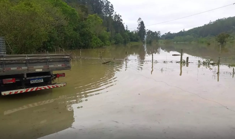 Rodovia Fica Alagada Ap S Barragem Transbordar No Vale Do Itaja Veja