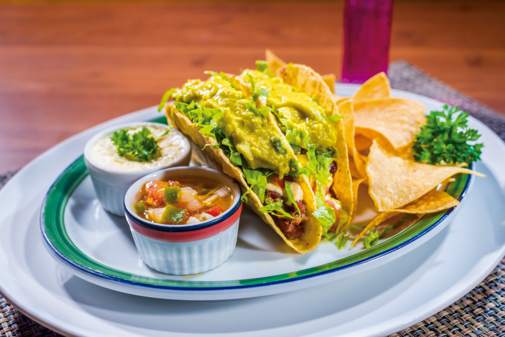 Foto de chimichangas em um prato de comida mexicana