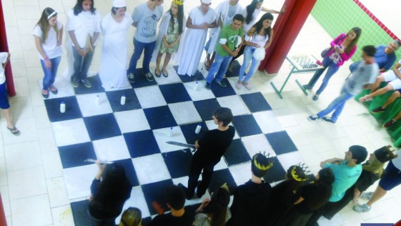Alunos realizam xadrez humano na escola Governador Ivo Silveira