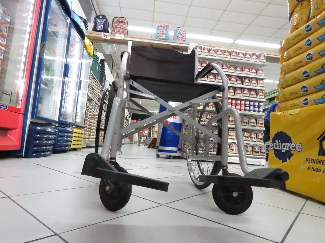 Resultado de imagem para uso de cadeiras de roda em supermercados
