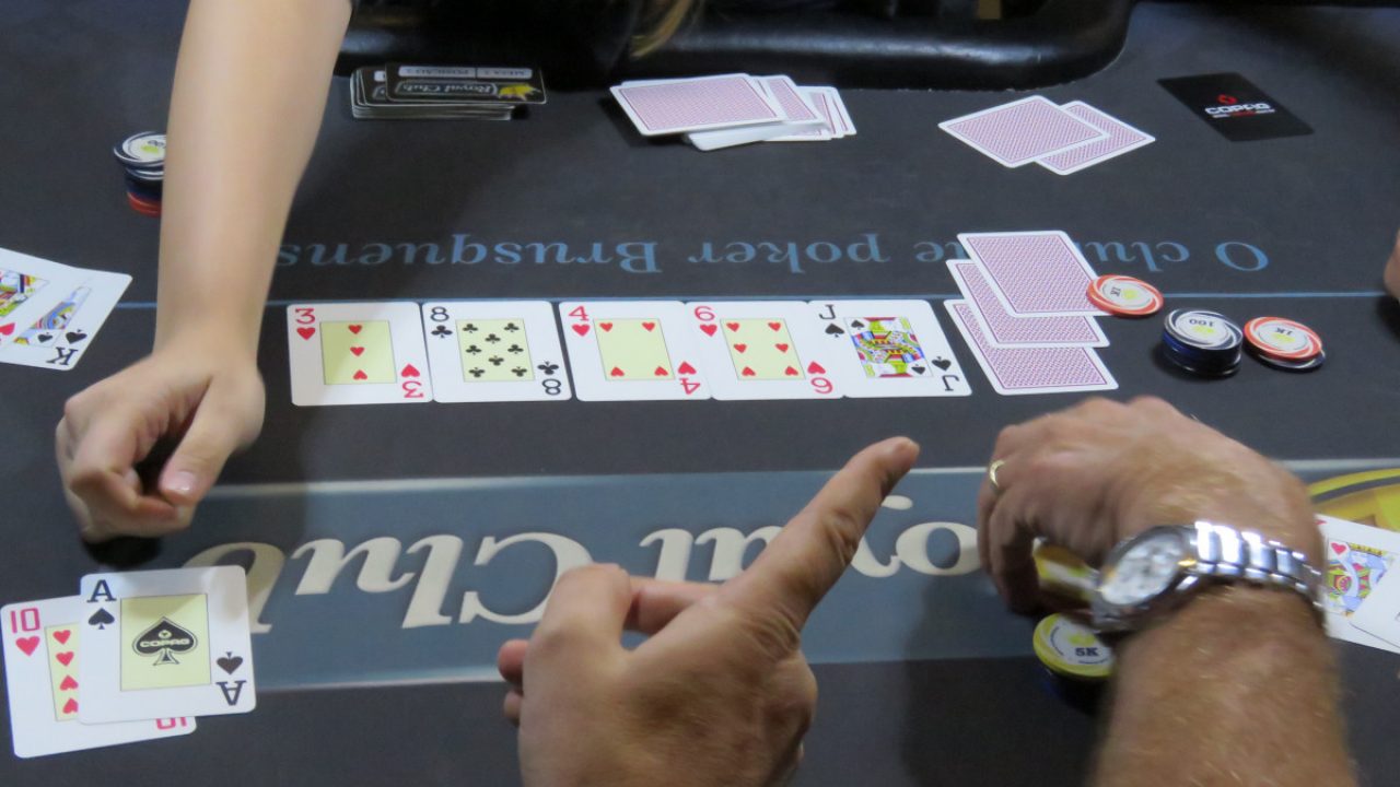 Grupo Pessoas Jogando Poker Com Cartas Mesa Com Bebidas Dinheiro