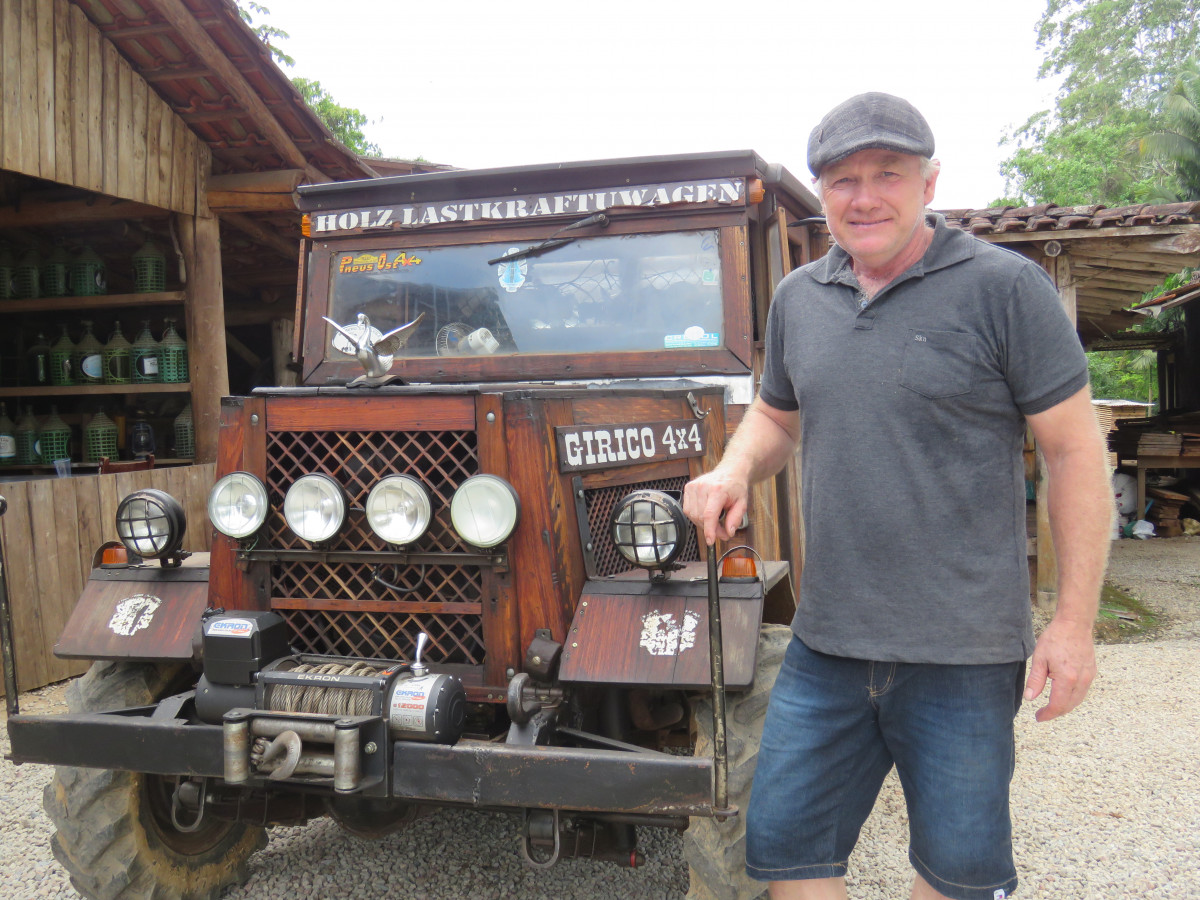 Morador de Guabiruba dedicou dois anos para construção de carro de madeira