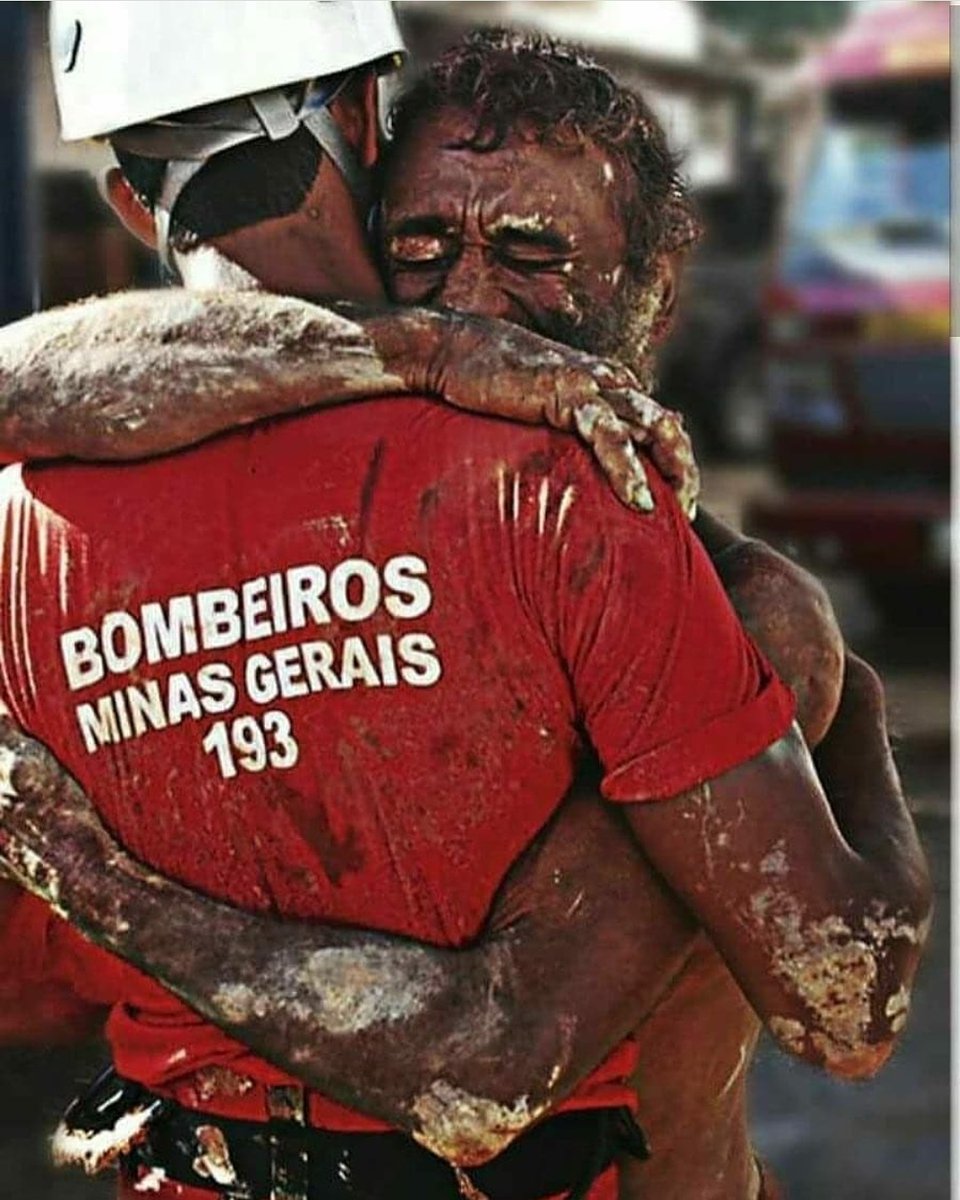 Foto De Bombeiro Sendo Abraçado Não é Da Tragédia De Brumadinho 