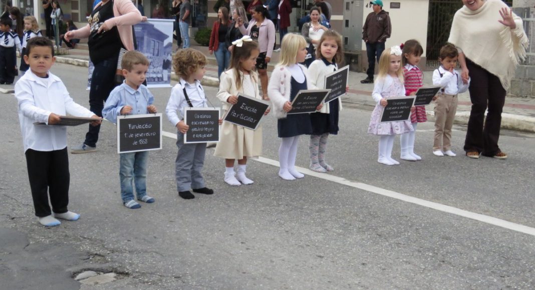 Desfile Cívico Escolar de Vargem Alta celebra a educação e a história local