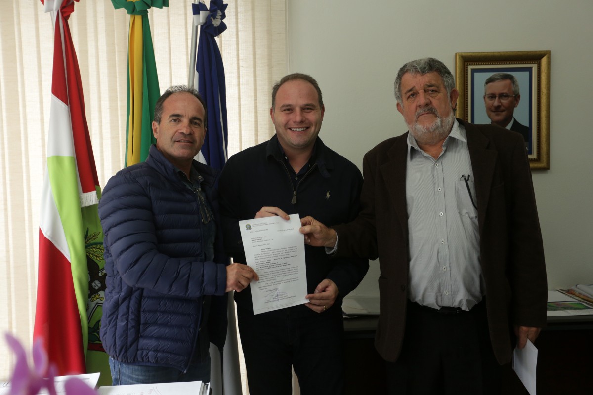 Guabiruba recebe emenda de R$ 250 mil para aquisição de escavadeira