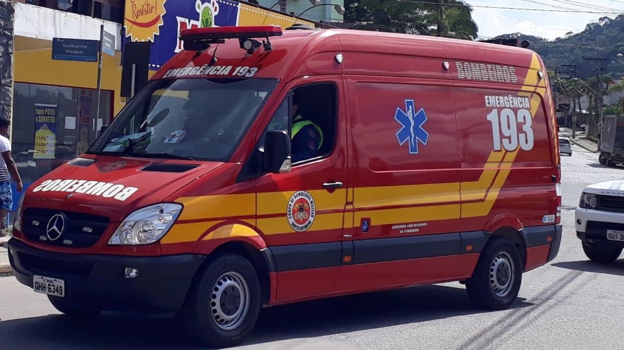 Jovem fica ferida após acidente entre moto e carro, em Brusque - O Munícipio