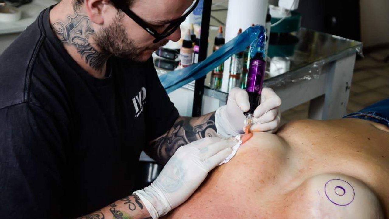Dezoito mulheres fazem tatuagem para dar forças a professora de 31 anos com  câncer de mama em SP; VÍDEO, Santos e Região