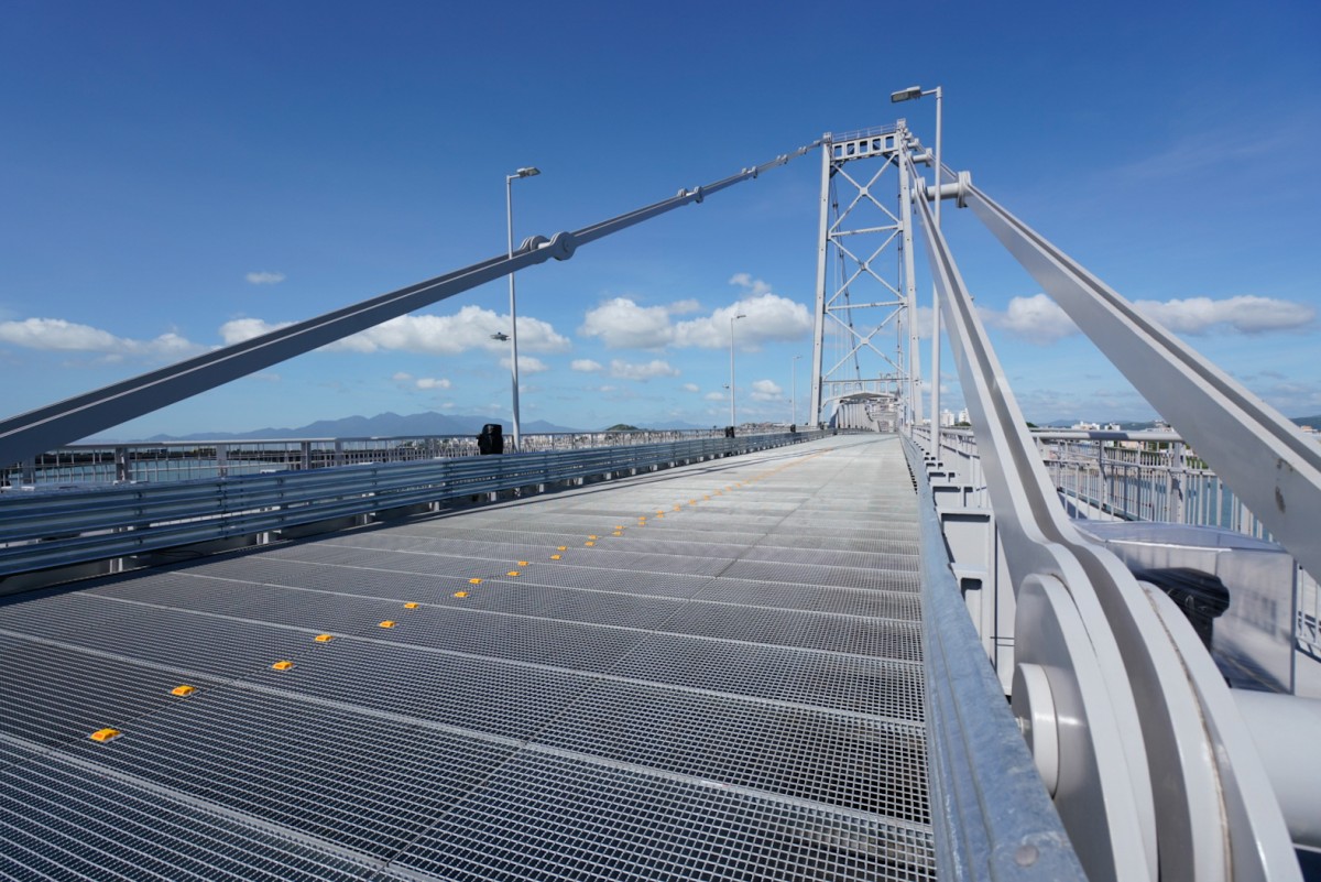 após 28 anos interditada ponte hercílio luz é reaberta em