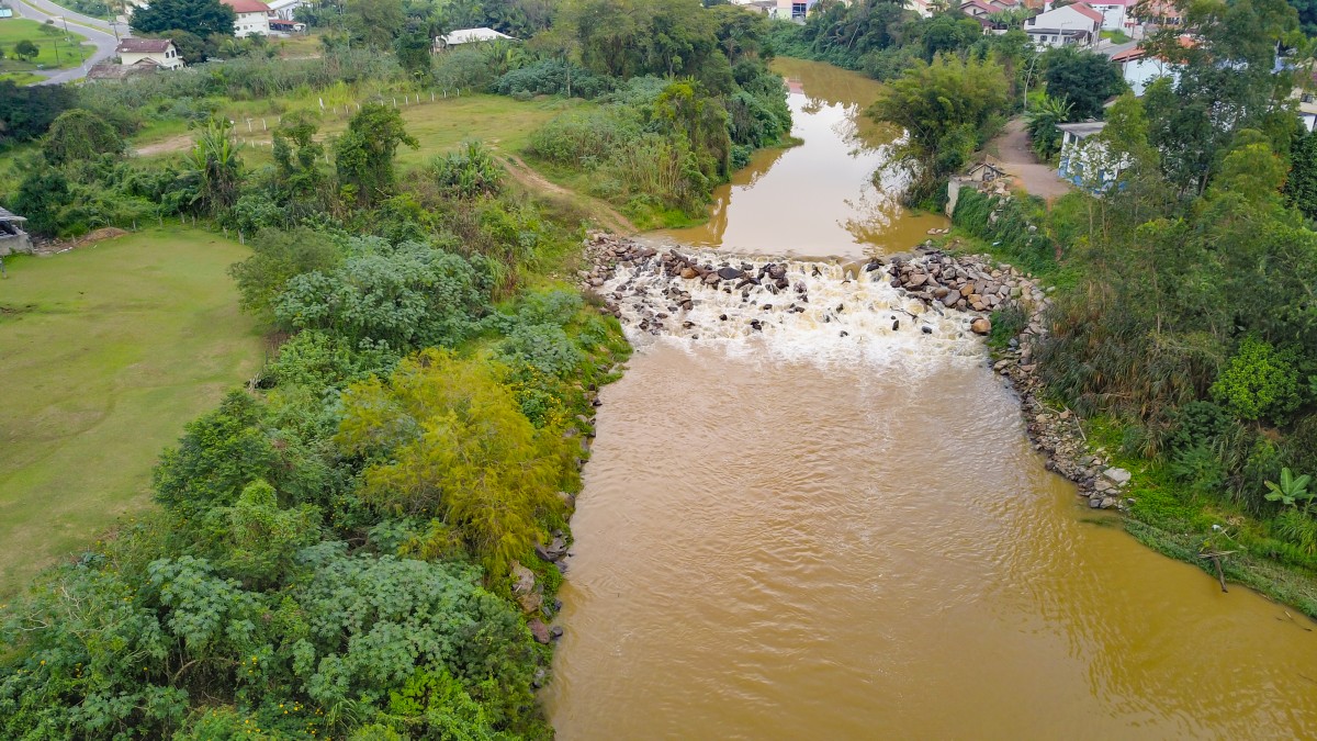 VÍDEO veja a situação do rio Itajaí Mirim em junho na represa do Samae