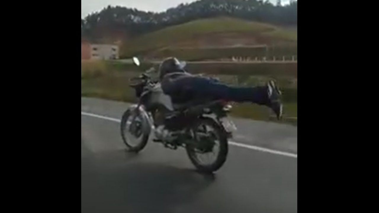 Piloto com adesivo da Rocam na moto é flagrado dando empinadas
