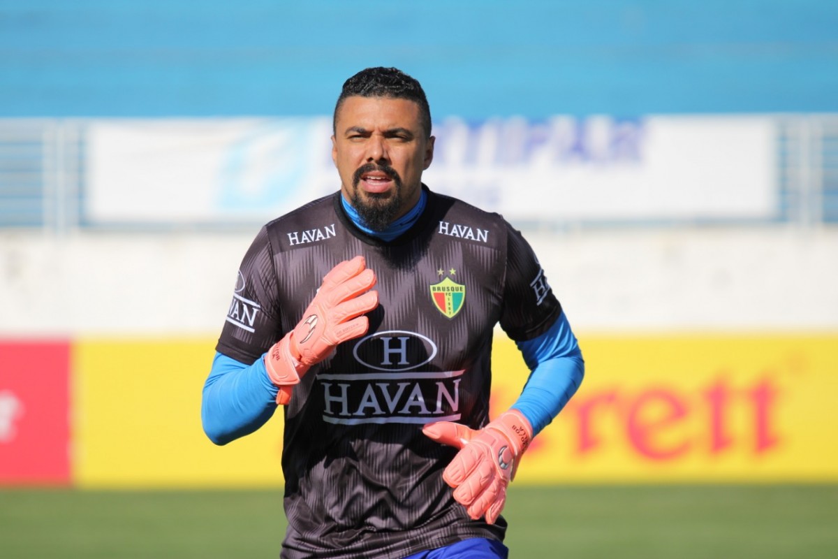 Goleiro do Brusque quer vitória contra Chapecoense como presente de  aniversário