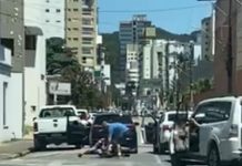 O vídeo de uma briga de trânsito circula pelas redes sociais em Brusque. A discussão aconteceu na esquina da rua João Bauer com a rua Barão do Rio Branco, no Centro.