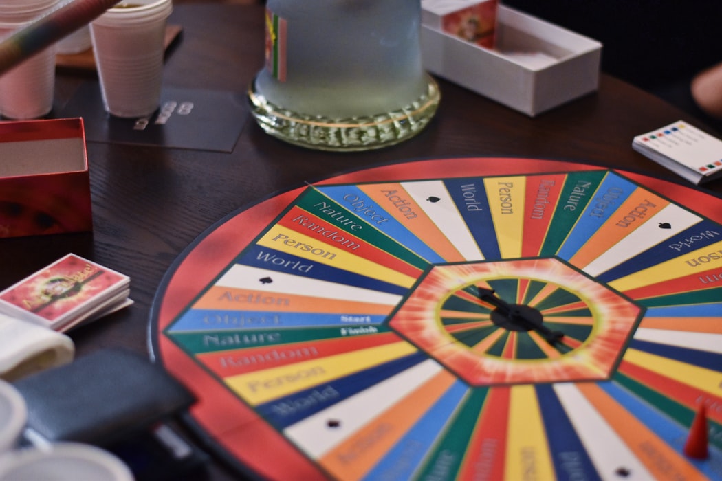 5 jogos de mesa para se divertir sozinho ou com amigos