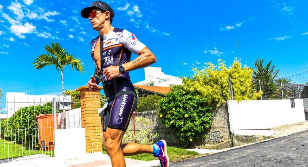 Triatleta brusquense se prepara rumo ao IronMan no México