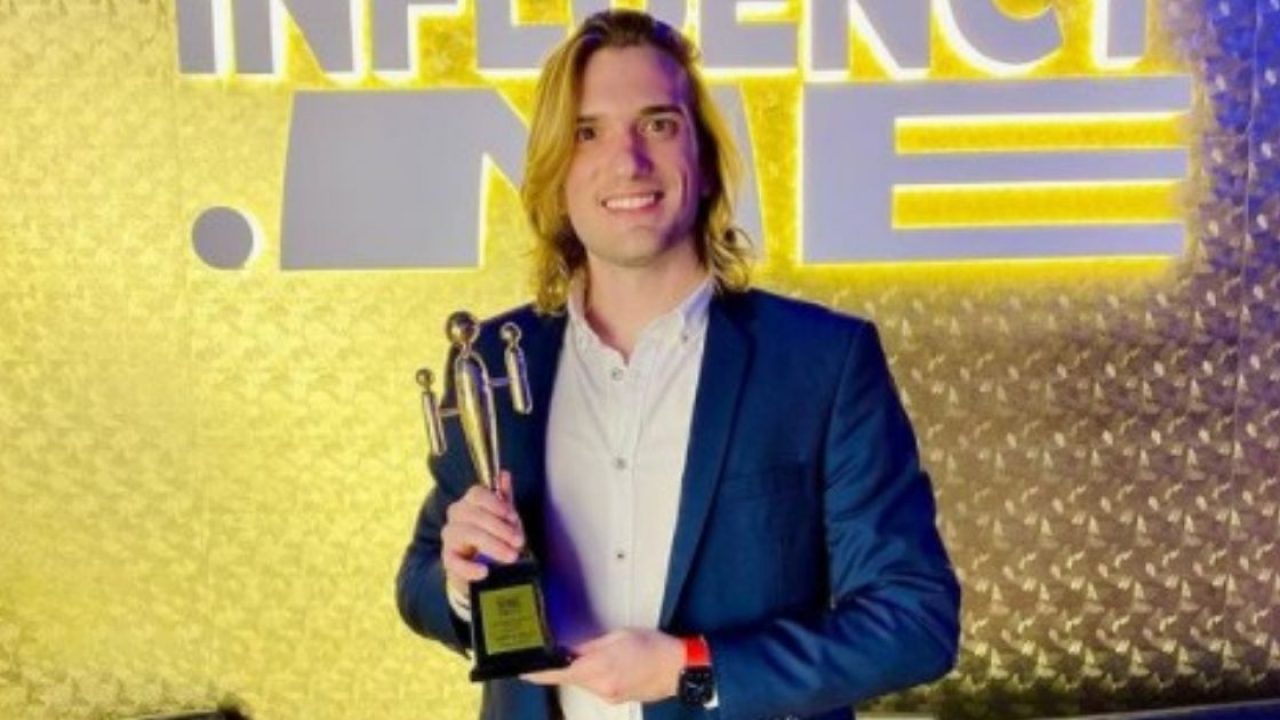 Brusquense que tem canal no  sobre ciência vence Oscar da  Influência digital