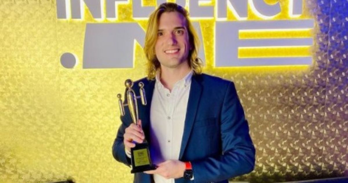 Brusquense que tem canal no  sobre ciência vence Oscar da  Influência digital