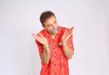 Comediante Léo Lins se apresenta em Brusque; saiba onde comprar os ingressos
