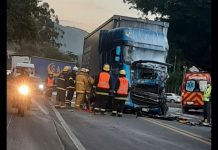 VÍDEO - Colisão entre carretas bloqueia trânsito na BR-470 entre Blumenau e Indaial