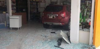 VÍDEO - Carro invade loja de materiais de construção no Dom Joaquim, em Brusque