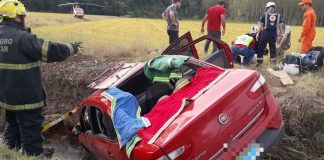 Carro cai em vala em Gaspar e idosa é levada ao hospital pelo helicóptero Arcanjo