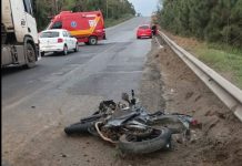 Motociclista tem o pé amputado após colidir em carro na BR-470, no Alto Vale do Itajaí