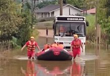 Bombeiros resgatam 18 crianças após ônibus escolar ficar alagado no Vale do Itajaí