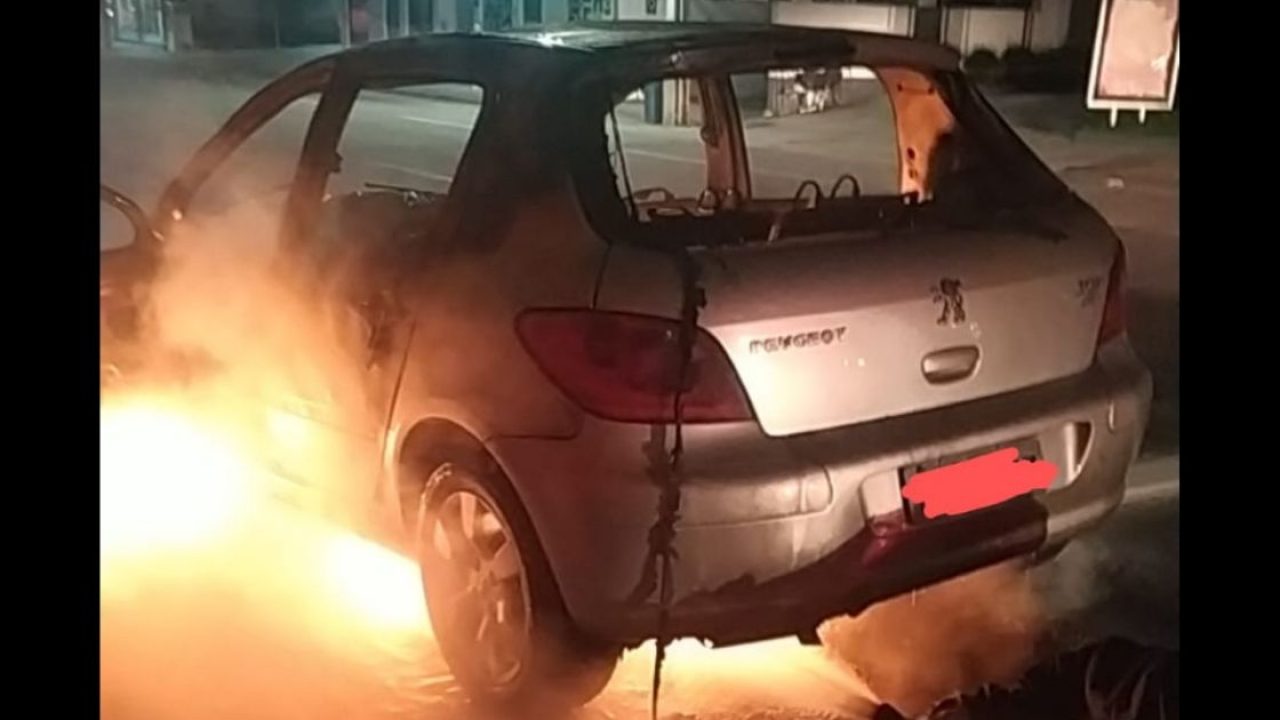 VÍDEO: Carro pega fogo no centro de Caxias do Sul