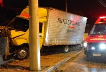 Caminhão colide em muro em Guabiruba e motorista é levado ao hospital