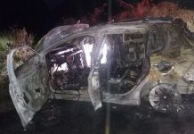 Veículos pegam fogo após colisão e duas pessoas ficam gravemente feridas na rodovia Antônio Heil
