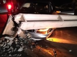 Carro colide em poste e motorista fica ferido em Guabiruba