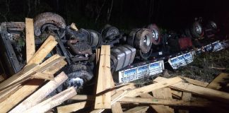 Motorista de caminhão morre após veículo capotar na SC-414, em Navegantes