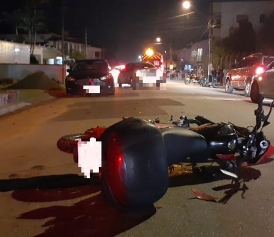 Dois motociclistas sofrem fraturas após colidirem em Guabiruba