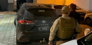 Motorista é detido em Porto Belo por usar placa do Ministério da Educação sem exercer cargo público