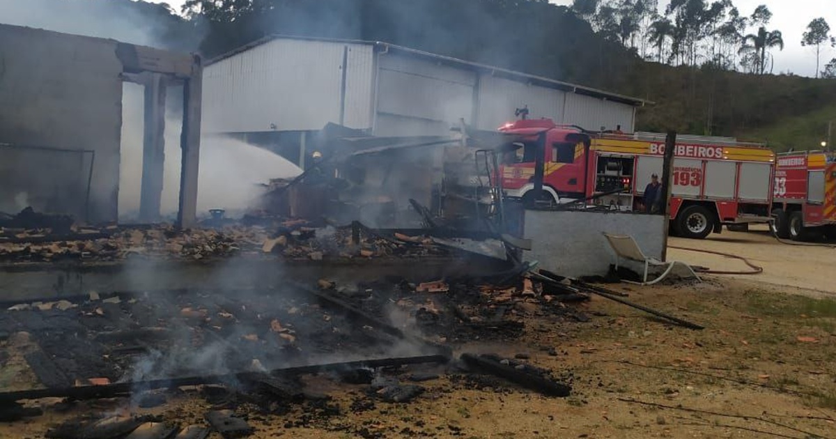 Residência pega fogo e bombeiros utilizam 6 mil litros de água no