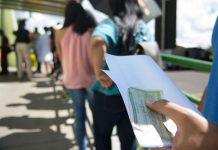Pessoas na fila para votação nas eleições 2022