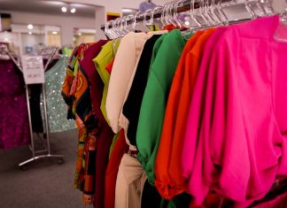 Roupas de cores vibrantes da loja Atacado de Brusque