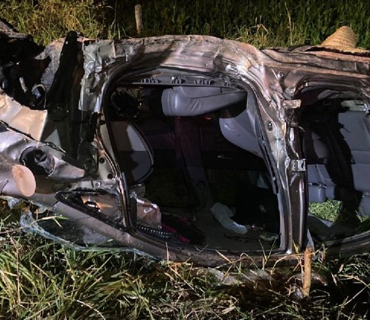 Duas pessoas ficam feridas após carro capotar na BR-470, no Vale do Itajaí