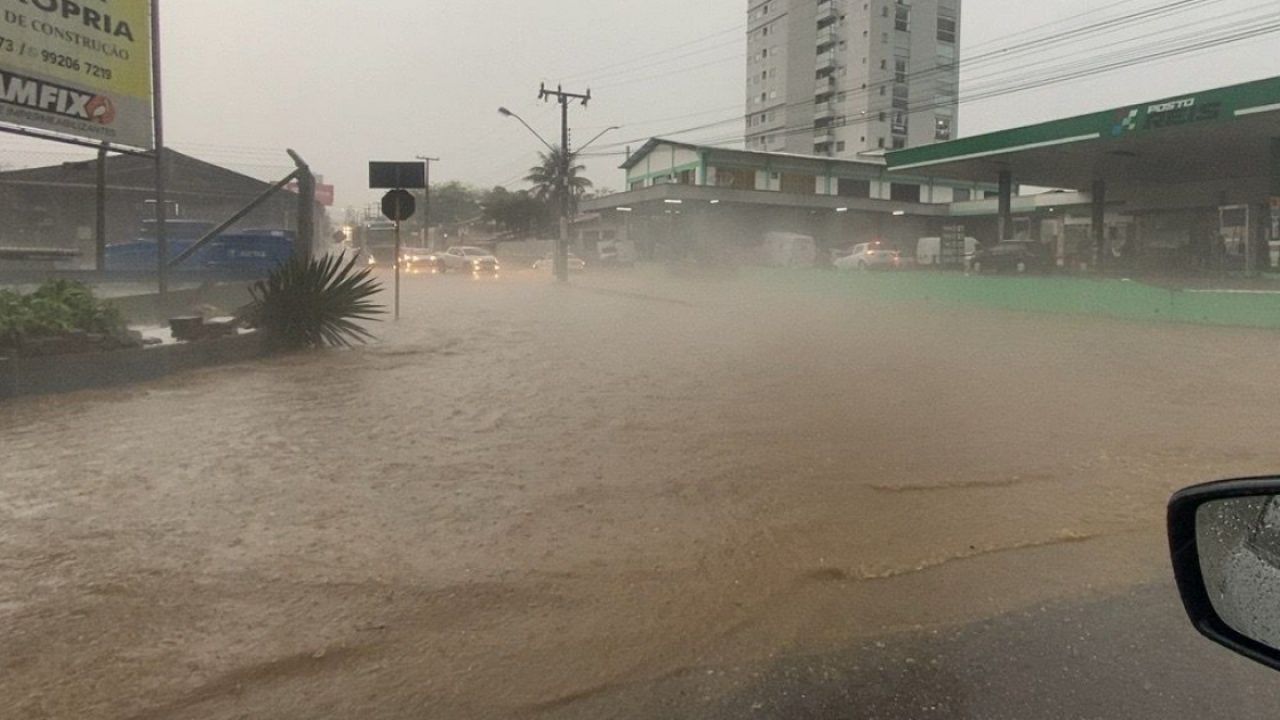 Debaixo de chuva, Brusque estreia com vitória no campeonato catarinense.  VEJA OS LANCES!