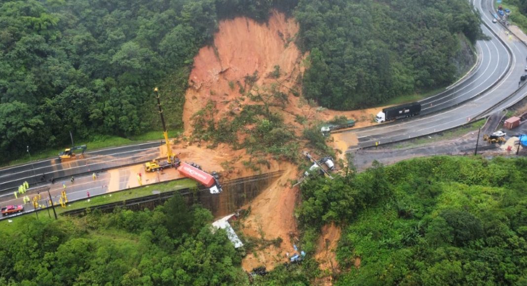 VÍdeo Veja Imagens Aéreas Do Deslizamento Na Br 376 Entre Pr E Sc 