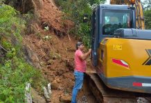 máquina trabalha em limpeza de deslizamento em brusque