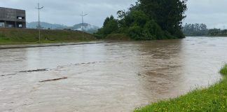 VÍDEO - Veja a situação do rio Itajaí-Mirim após as fortes chuvas em Brusque e região