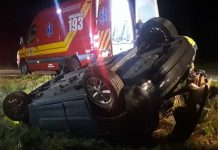 Motorista é levado ao hospital após carro capotar na BR-470, em Gaspar