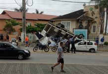 Caminhão que transportava galões de água capota em Bombinhas