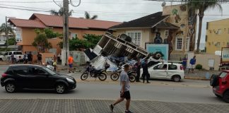Caminhão que transportava galões de água capota em Bombinhas