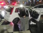 VÍDEO - Criminosos armados assaltam farmácia em Blumenau e colidem em carros em tentativa de fuga