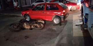 carro e moto colidem em brusque