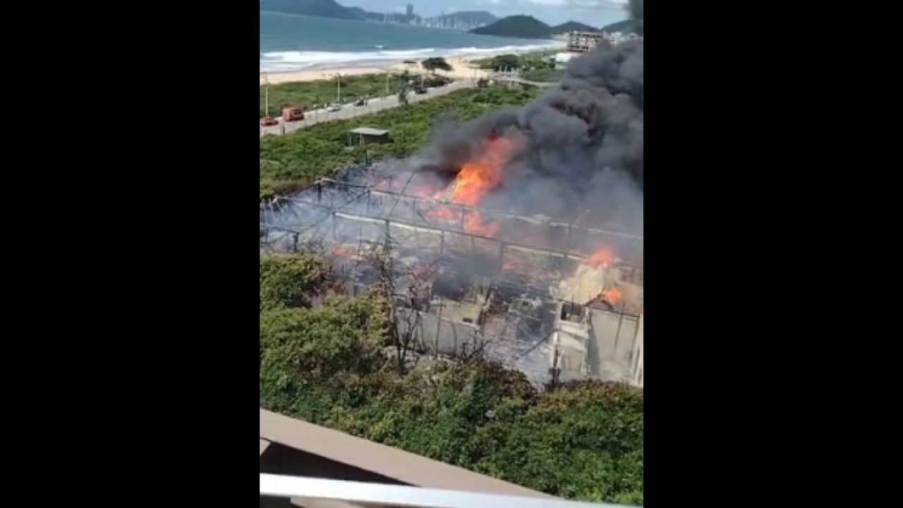 Incêndio de grandes proporções atinge o WARUNG Beach Club na Praia