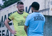 Zagueiro do Brusque, Éverton Alemão conversa com o técnico Luizinho Lopes no treino